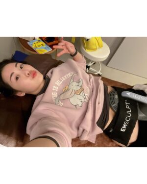 Esther Yang Instagram - 在有孩子之前，
我從沒想過需要動用醫療級儀器幫忙減脂緊實這回事，
只是生完已經一年多，肚子還是超大一顆，
二胎後肚皮超鬆，跟上面那層脂肪….
即便縮小腹縮到快斷氣，
沒穿束腹，別人還是會不小心以為我又懷孕了，
忍住少吃，加上一週運動兩次，
擁有平坦的小腹，仍是媽媽遙不可及的夢想啊～～～～
 
所以我考慮了很久，還是去做了！
 
日前大家有看到我限動分享去 @louvre8890 做〈Emsculpt Neo熱磁減脂療程〉，
全都心癢癢的私訊問我，「到底效果如何？」
我很誠實地說，「本人非常滿意～」
跟一般居家用的EMS很不一樣，
它擁有歐盟CE、美國FDA 、台灣TFDA三大認證，
在全球已經超過1百萬人次使用，
是最新一代的雙科技熱磁結合技術，
用熱能破壞皮下脂肪細胞，
加上高強度的聚焦磁能，
去讓身體達到增肌、減脂加緊實的效果！
 
第一次做的時候，
就能明顯感受到肌肉深層的作用，
療程中腹肌整個不斷被拔起來，
因為還有熱能加持，做完肚子全！是！汗！
哈哈哈哈不愧是連續2年榮獲全球醫美大賞的最佳體雕儀器，
媽媽完全驚呆了～ 😲
 
看著自己腰圍一次比一次小，
肚皮也變得緊實，真的很有成就感！
另外有趣的是，教練竟然誇我運動時核心變穩定了，
像我這種體能低下、肌肉含量少的小弱腳，
運動經常還沒操到長到肌肉的部分就已經無力了，
可這個療程每次不過區區30分鐘，
就相當於幫我做了20,000次的仰臥起坐，
這強度絕對非我自己一般自主鍛鍊做得到的啊～～
 
後來每次去，
都請護理長幫我把level儘速催到90+，
實在一分一秒都不想浪費它的功效！🤣
 
@musoonclinic 的合作夥伴 @louvre8890 ，
除了有經過肥胖醫學會的減重門診醫生提供療程建議，
更有專業營養師給予飲食上的指引，
幫助產後婦女們讓身體由內而外的健康自信起來！💪🏻

#NEO熱磁減脂 ，可以說是今年我送給自己最好的禮物～ 
 
那天意外看到有人分享，
原來佛朗明哥紅鶴在餵養小紅鶴時，
自己粉紅色的毛會慢慢退色，
一旦那段日子結束，
毛的顏色又會再度長回來。
我是真心相信，
Ladies, we’ll get our pink back! 🦩
 
#熱磁減脂 #emsculptneo #羅浮婦女診所 #原廠認證診所 #木生婦幼診所