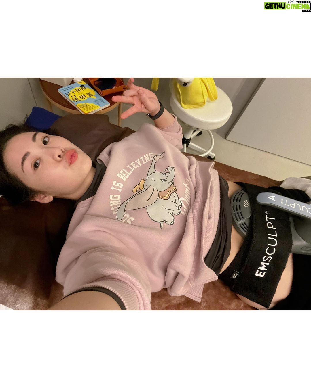 Esther Yang - 3.5K Likes - 在有孩子之前,
我從沒想過需要動用醫療級儀器幫忙減脂緊實這回事,
只是生完已經一年多,肚子還是超大一顆,
二胎後肚皮超鬆,跟上面那層脂肪….
即便縮小腹縮到快斷氣,
沒穿束腹,別人還是會不小心以為我又懷孕了,
忍住少吃,加上一週運動兩次,
擁有平坦的小腹,仍是媽媽遙不可及的夢想啊~~~~
所以我考慮了很久,還是去做了!
日前大家有看到我限動分享去 @louvre8890 做〈Emsculpt Neo熱磁減脂療程〉,
全都心癢癢的私訊問我,「到底效果如何?」
我很誠實地說,「本人非常滿意~」
跟一般居家用的EMS很不一樣,
它擁有歐盟CE、美國FDA 、台灣TFDA三大認證,
在全球已經超過1百萬人次使用,
是最新一代的雙科技熱磁結合技術,
用熱能破壞皮下脂肪細胞,
加上高強度的聚焦磁能,
去讓身體達到增肌、減脂加緊實的效果!
第一次做的時候,
就能明顯感受到肌肉深層的作用,
療程中腹肌整個不斷被拔起來,
因為還有熱能加持,做完肚子全!是!汗!
哈哈哈哈不愧是連續2年榮獲全球醫美大賞的最佳體雕儀器,
媽媽完全驚呆了~ 😲
看著自己腰圍一次比一次小,
肚皮也變得緊實,真的很有成就感!
另外有趣的是,教練竟然誇我運動時核心變穩定了,
像我這種體能低下、肌肉含量少的小弱腳,
運動經常還沒操到長到肌肉的部分就已經無力了,
可這個療程每次不過區區30分鐘,
就相當於幫我做了20,000次的仰臥起坐,
這強度絕對非我自己一般自主鍛鍊做得到的啊~~
後來每次去,
都請護理長幫我把level儘速催到90+,
實在一分一秒都不想浪費它的功效!🤣
@musoonclinic 的合作夥伴 @louvre8890 ,
除了有經過肥胖醫學會的減重門診醫生提供療程建議,
更有專業營養師給予飲食上的指引,
幫助產後婦女們讓身體由內而外的健康自信起來!💪🏻
#NEO熱磁減脂 ,可以說是今年我送給自己最好的禮物~
那天意外看到有人分享,
原來佛朗明哥紅鶴在餵養小紅鶴時,
自己粉紅色的毛會慢慢退色,
一旦那段日子結束,
毛的顏色又會再度長回來。
我是真心相信,
Ladies, we’ll get our pink back! 🦩
#熱磁減脂 #emsculptneo #羅浮婦女診所 #原廠認證診所 #木生婦幼診所