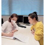 Esther Yang Instagram - 在有孩子之前， 我從沒想過需要動用醫療級儀器幫忙減脂緊實這回事， 只是生完已經一年多，肚子還是超大一顆， 二胎後肚皮超鬆，跟上面那層脂肪…. 即便縮小腹縮到快斷氣， 沒穿束腹，別人還是會不小心以為我又懷孕了， 忍住少吃，加上一週運動兩次， 擁有平坦的小腹，仍是媽媽遙不可及的夢想啊～～～～   所以我考慮了很久，還是去做了！   日前大家有看到我限動分享去 @louvre8890 做〈Emsculpt Neo熱磁減脂療程〉， 全都心癢癢的私訊問我，「到底效果如何？」 我很誠實地說，「本人非常滿意～」 跟一般居家用的EMS很不一樣， 它擁有歐盟CE、美國FDA 、台灣TFDA三大認證， 在全球已經超過1百萬人次使用， 是最新一代的雙科技熱磁結合技術， 用熱能破壞皮下脂肪細胞， 加上高強度的聚焦磁能， 去讓身體達到增肌、減脂加緊實的效果！   第一次做的時候， 就能明顯感受到肌肉深層的作用， 療程中腹肌整個不斷被拔起來， 因為還有熱能加持，做完肚子全！是！汗！ 哈哈哈哈不愧是連續2年榮獲全球醫美大賞的最佳體雕儀器， 媽媽完全驚呆了～ 😲   看著自己腰圍一次比一次小， 肚皮也變得緊實，真的很有成就感！ 另外有趣的是，教練竟然誇我運動時核心變穩定了， 像我這種體能低下、肌肉含量少的小弱腳， 運動經常還沒操到長到肌肉的部分就已經無力了， 可這個療程每次不過區區30分鐘， 就相當於幫我做了20,000次的仰臥起坐， 這強度絕對非我自己一般自主鍛鍊做得到的啊～～   後來每次去， 都請護理長幫我把level儘速催到90+， 實在一分一秒都不想浪費它的功效！🤣   @musoonclinic 的合作夥伴 @louvre8890 ， 除了有經過肥胖醫學會的減重門診醫生提供療程建議， 更有專業營養師給予飲食上的指引， 幫助產後婦女們讓身體由內而外的健康自信起來！💪🏻 #NEO熱磁減脂 ，可以說是今年我送給自己最好的禮物～   那天意外看到有人分享， 原來佛朗明哥紅鶴在餵養小紅鶴時， 自己粉紅色的毛會慢慢退色， 一旦那段日子結束， 毛的顏色又會再度長回來。 我是真心相信， Ladies, we’ll get our pink back! 🦩   #熱磁減脂 #emsculptneo #羅浮婦女診所 #原廠認證診所 #木生婦幼診所
