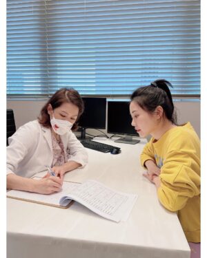 Esther Yang Instagram - 在有孩子之前，
我從沒想過需要動用醫療級儀器幫忙減脂緊實這回事，
只是生完已經一年多，肚子還是超大一顆，
二胎後肚皮超鬆，跟上面那層脂肪….
即便縮小腹縮到快斷氣，
沒穿束腹，別人還是會不小心以為我又懷孕了，
忍住少吃，加上一週運動兩次，
擁有平坦的小腹，仍是媽媽遙不可及的夢想啊～～～～
 
所以我考慮了很久，還是去做了！
 
日前大家有看到我限動分享去 @louvre8890 做〈Emsculpt Neo熱磁減脂療程〉，
全都心癢癢的私訊問我，「到底效果如何？」
我很誠實地說，「本人非常滿意～」
跟一般居家用的EMS很不一樣，
它擁有歐盟CE、美國FDA 、台灣TFDA三大認證，
在全球已經超過1百萬人次使用，
是最新一代的雙科技熱磁結合技術，
用熱能破壞皮下脂肪細胞，
加上高強度的聚焦磁能，
去讓身體達到增肌、減脂加緊實的效果！
 
第一次做的時候，
就能明顯感受到肌肉深層的作用，
療程中腹肌整個不斷被拔起來，
因為還有熱能加持，做完肚子全！是！汗！
哈哈哈哈不愧是連續2年榮獲全球醫美大賞的最佳體雕儀器，
媽媽完全驚呆了～ 😲
 
看著自己腰圍一次比一次小，
肚皮也變得緊實，真的很有成就感！
另外有趣的是，教練竟然誇我運動時核心變穩定了，
像我這種體能低下、肌肉含量少的小弱腳，
運動經常還沒操到長到肌肉的部分就已經無力了，
可這個療程每次不過區區30分鐘，
就相當於幫我做了20,000次的仰臥起坐，
這強度絕對非我自己一般自主鍛鍊做得到的啊～～
 
後來每次去，
都請護理長幫我把level儘速催到90+，
實在一分一秒都不想浪費它的功效！🤣
 
@musoonclinic 的合作夥伴 @louvre8890 ，
除了有經過肥胖醫學會的減重門診醫生提供療程建議，
更有專業營養師給予飲食上的指引，
幫助產後婦女們讓身體由內而外的健康自信起來！💪🏻

#NEO熱磁減脂 ，可以說是今年我送給自己最好的禮物～ 
 
那天意外看到有人分享，
原來佛朗明哥紅鶴在餵養小紅鶴時，
自己粉紅色的毛會慢慢退色，
一旦那段日子結束，
毛的顏色又會再度長回來。
我是真心相信，
Ladies, we’ll get our pink back! 🦩
 
#熱磁減脂 #emsculptneo #羅浮婦女診所 #原廠認證診所 #木生婦幼診所