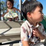 Esther Yang Instagram - 養孩子會收獲好多愛…. 那天讀了一本書給暖聽，結束他突然說… 👦🏻：媽媽我愛你 to the sun, to the moon, to the tree, to the stars, to the sky, to the cloud, to everywhere in the house. 還有天早上幫悅泡奶，她躺在床上，對著廚房的我大聲喊… 👧🏻：I love you mama. （不知道是不是因為在美國，告白都變英文的。🤷🏻‍♀️） #媽媽謝謝你們的愛