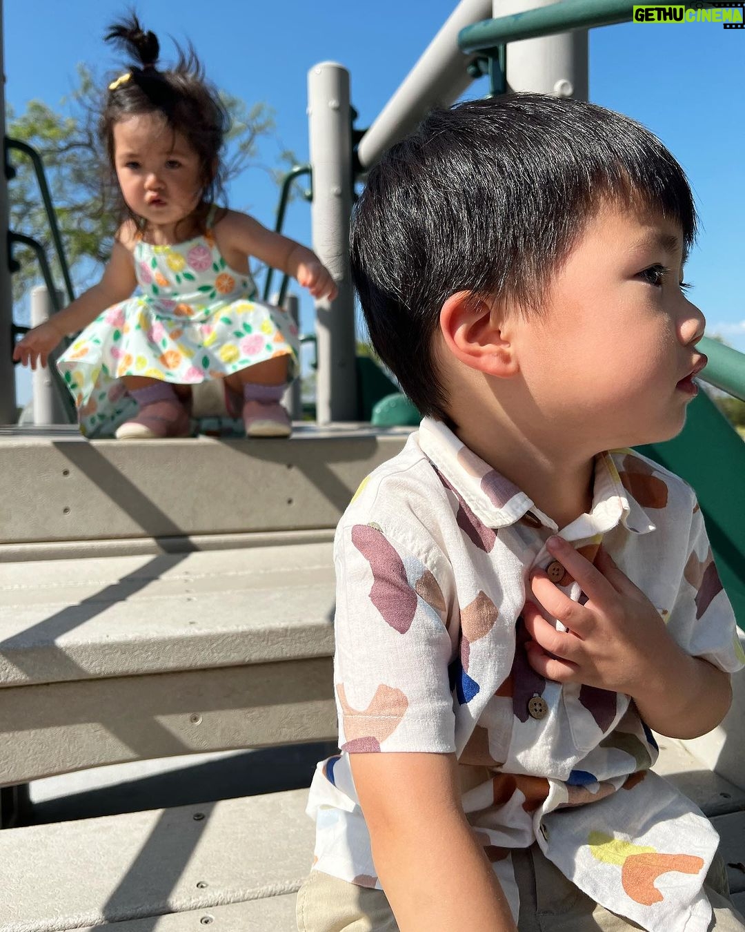 Esther Yang - 1.4K Likes - 養孩子會收獲好多愛….
那天讀了一本書給暖聽,結束他突然說…
👦🏻:媽媽我愛你 to the sun, to the moon, to the tree, to the stars, to the sky, to the cloud, to everywhere in the house.
還有天早上幫悅泡奶,她躺在床上,對著廚房的我大聲喊…
👧🏻:I love you mama.
(不知道是不是因為在美國,告白都變英文的。🤷🏻♀️)
#媽媽謝謝你們的愛