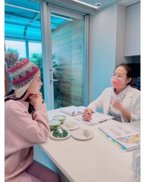 Esther Yang Instagram - 在有孩子之前，
我從沒想過需要動用醫療級儀器幫忙減脂緊實這回事，
只是生完已經一年多，肚子還是超大一顆，
二胎後肚皮超鬆，跟上面那層脂肪….
即便縮小腹縮到快斷氣，
沒穿束腹，別人還是會不小心以為我又懷孕了，
忍住少吃，加上一週運動兩次，
擁有平坦的小腹，仍是媽媽遙不可及的夢想啊～～～～
 
所以我考慮了很久，還是去做了！
 
日前大家有看到我限動分享去 @louvre8890 做〈Emsculpt Neo熱磁減脂療程〉，
全都心癢癢的私訊問我，「到底效果如何？」
我很誠實地說，「本人非常滿意～」
跟一般居家用的EMS很不一樣，
它擁有歐盟CE、美國FDA 、台灣TFDA三大認證，
在全球已經超過1百萬人次使用，
是最新一代的雙科技熱磁結合技術，
用熱能破壞皮下脂肪細胞，
加上高強度的聚焦磁能，
去讓身體達到增肌、減脂加緊實的效果！
 
第一次做的時候，
就能明顯感受到肌肉深層的作用，
療程中腹肌整個不斷被拔起來，
因為還有熱能加持，做完肚子全！是！汗！
哈哈哈哈不愧是連續2年榮獲全球醫美大賞的最佳體雕儀器，
媽媽完全驚呆了～ 😲
 
看著自己腰圍一次比一次小，
肚皮也變得緊實，真的很有成就感！
另外有趣的是，教練竟然誇我運動時核心變穩定了，
像我這種體能低下、肌肉含量少的小弱腳，
運動經常還沒操到長到肌肉的部分就已經無力了，
可這個療程每次不過區區30分鐘，
就相當於幫我做了20,000次的仰臥起坐，
這強度絕對非我自己一般自主鍛鍊做得到的啊～～
 
後來每次去，
都請護理長幫我把level儘速催到90+，
實在一分一秒都不想浪費它的功效！🤣
 
@musoonclinic 的合作夥伴 @louvre8890 ，
除了有經過肥胖醫學會的減重門診醫生提供療程建議，
更有專業營養師給予飲食上的指引，
幫助產後婦女們讓身體由內而外的健康自信起來！💪🏻

#NEO熱磁減脂 ，可以說是今年我送給自己最好的禮物～ 
 
那天意外看到有人分享，
原來佛朗明哥紅鶴在餵養小紅鶴時，
自己粉紅色的毛會慢慢退色，
一旦那段日子結束，
毛的顏色又會再度長回來。
我是真心相信，
Ladies, we’ll get our pink back! 🦩
 
#熱磁減脂 #emsculptneo #羅浮婦女診所 #原廠認證診所 #木生婦幼診所