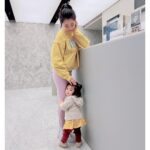 Esther Yang Instagram - 在有孩子之前， 我從沒想過需要動用醫療級儀器幫忙減脂緊實這回事， 只是生完已經一年多，肚子還是超大一顆， 二胎後肚皮超鬆，跟上面那層脂肪…. 即便縮小腹縮到快斷氣， 沒穿束腹，別人還是會不小心以為我又懷孕了， 忍住少吃，加上一週運動兩次， 擁有平坦的小腹，仍是媽媽遙不可及的夢想啊～～～～   所以我考慮了很久，還是去做了！   日前大家有看到我限動分享去 @louvre8890 做〈Emsculpt Neo熱磁減脂療程〉， 全都心癢癢的私訊問我，「到底效果如何？」 我很誠實地說，「本人非常滿意～」 跟一般居家用的EMS很不一樣， 它擁有歐盟CE、美國FDA 、台灣TFDA三大認證， 在全球已經超過1百萬人次使用， 是最新一代的雙科技熱磁結合技術， 用熱能破壞皮下脂肪細胞， 加上高強度的聚焦磁能， 去讓身體達到增肌、減脂加緊實的效果！   第一次做的時候， 就能明顯感受到肌肉深層的作用， 療程中腹肌整個不斷被拔起來， 因為還有熱能加持，做完肚子全！是！汗！ 哈哈哈哈不愧是連續2年榮獲全球醫美大賞的最佳體雕儀器， 媽媽完全驚呆了～ 😲   看著自己腰圍一次比一次小， 肚皮也變得緊實，真的很有成就感！ 另外有趣的是，教練竟然誇我運動時核心變穩定了， 像我這種體能低下、肌肉含量少的小弱腳， 運動經常還沒操到長到肌肉的部分就已經無力了， 可這個療程每次不過區區30分鐘， 就相當於幫我做了20,000次的仰臥起坐， 這強度絕對非我自己一般自主鍛鍊做得到的啊～～   後來每次去， 都請護理長幫我把level儘速催到90+， 實在一分一秒都不想浪費它的功效！🤣   @musoonclinic 的合作夥伴 @louvre8890 ， 除了有經過肥胖醫學會的減重門診醫生提供療程建議， 更有專業營養師給予飲食上的指引， 幫助產後婦女們讓身體由內而外的健康自信起來！💪🏻 #NEO熱磁減脂 ，可以說是今年我送給自己最好的禮物～   那天意外看到有人分享， 原來佛朗明哥紅鶴在餵養小紅鶴時， 自己粉紅色的毛會慢慢退色， 一旦那段日子結束， 毛的顏色又會再度長回來。 我是真心相信， Ladies, we’ll get our pink back! 🦩   #熱磁減脂 #emsculptneo #羅浮婦女診所 #原廠認證診所 #木生婦幼診所