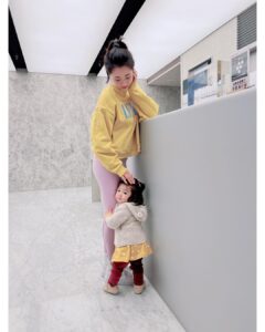 Esther Yang Instagram - 在有孩子之前， 我從沒想過需要動用醫療級儀器幫忙減脂緊實這回事， 只是生完已經一年多，肚子還是超大一顆， 二胎後肚皮超鬆，跟上面那層脂肪…. 即便縮小腹縮到快斷氣， 沒穿束腹，別人還是會不小心以為我又懷孕了， 忍住少吃，加上一週運動兩次， 擁有平坦的小腹，仍是媽媽遙不可及的夢想啊～～～～   所以我考慮了很久，還是去做了！   日前大家有看到我限動分享去 @louvre8890 做〈Emsculpt Neo熱磁減脂療程〉， 全都心癢癢的私訊問我，「到底效果如何？」 我很誠實地說，「本人非常滿意～」 跟一般居家用的EMS很不一樣， 它擁有歐盟CE、美國FDA 、台灣TFDA三大認證， 在全球已經超過1百萬人次使用， 是最新一代的雙科技熱磁結合技術， 用熱能破壞皮下脂肪細胞， 加上高強度的聚焦磁能， 去讓身體達到增肌、減脂加緊實的效果！   第一次做的時候， 就能明顯感受到肌肉深層的作用， 療程中腹肌整個不斷被拔起來， 因為還有熱能加持，做完肚子全！是！汗！ 哈哈哈哈不愧是連續2年榮獲全球醫美大賞的最佳體雕儀器， 媽媽完全驚呆了～ 😲   看著自己腰圍一次比一次小， 肚皮也變得緊實，真的很有成就感！ 另外有趣的是，教練竟然誇我運動時核心變穩定了， 像我這種體能低下、肌肉含量少的小弱腳， 運動經常還沒操到長到肌肉的部分就已經無力了， 可這個療程每次不過區區30分鐘， 就相當於幫我做了20,000次的仰臥起坐， 這強度絕對非我自己一般自主鍛鍊做得到的啊～～   後來每次去， 都請護理長幫我把level儘速催到90+， 實在一分一秒都不想浪費它的功效！🤣   @musoonclinic 的合作夥伴 @louvre8890 ， 除了有經過肥胖醫學會的減重門診醫生提供療程建議， 更有專業營養師給予飲食上的指引， 幫助產後婦女們讓身體由內而外的健康自信起來！💪🏻 #NEO熱磁減脂 ，可以說是今年我送給自己最好的禮物～   那天意外看到有人分享， 原來佛朗明哥紅鶴在餵養小紅鶴時， 自己粉紅色的毛會慢慢退色， 一旦那段日子結束， 毛的顏色又會再度長回來。 我是真心相信， Ladies, we’ll get our pink back! 🦩   #熱磁減脂 #emsculptneo #羅浮婦女診所 #原廠認證診所 #木生婦幼診所