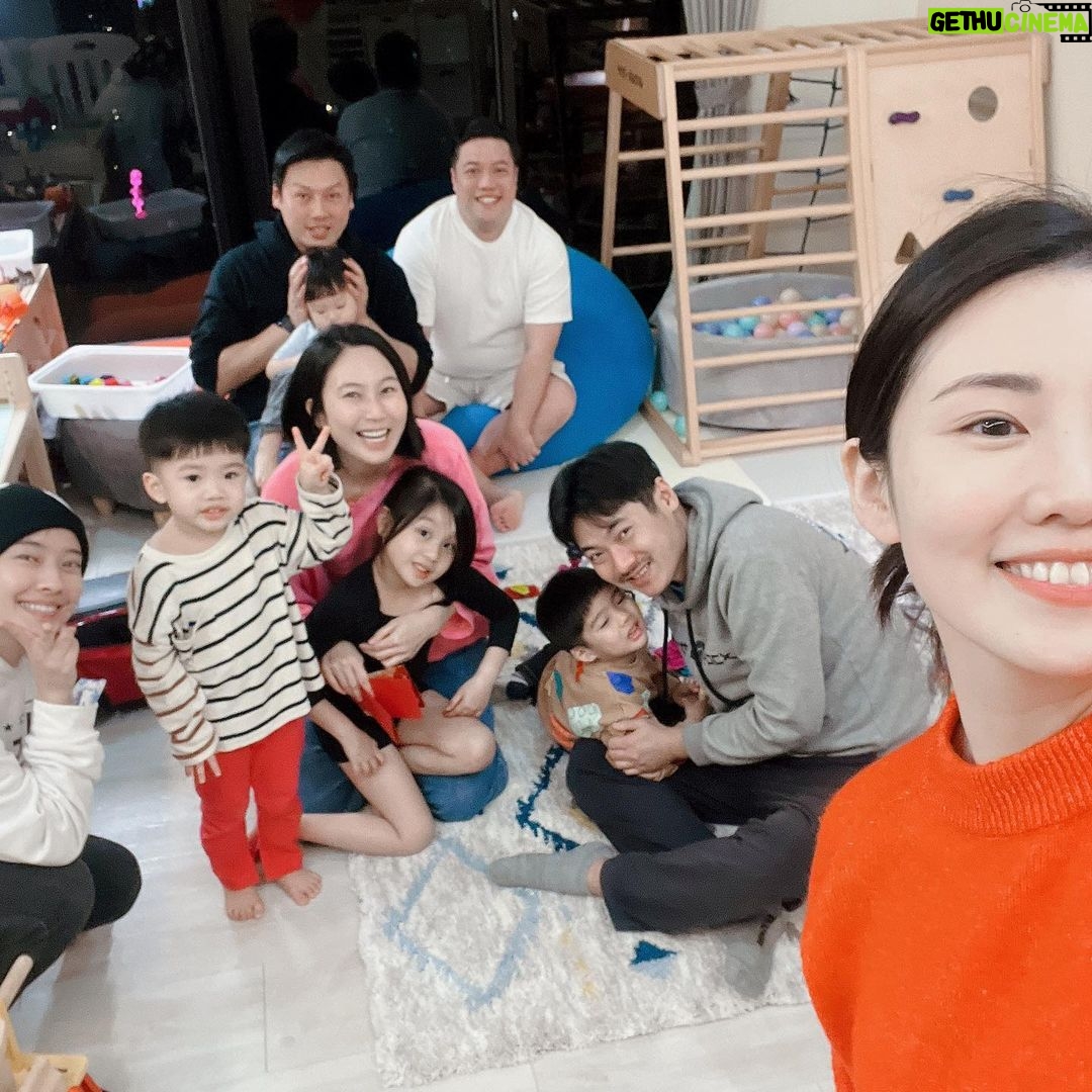Esther Yang - 2.1K Likes - 年假,安全下莊。😮💨
