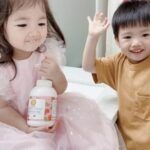 Esther Yang Instagram - 從疫情開始，我們進家門第一件事就是「洗手！」 倘若有人不從，洗手小仙子可是不會輕易放過～ 其實在外面更是， 每去到一個地方，離開一個地方， 總要把孩子們帶去好好洗手！ 久而久之，他們也慢慢養成這個好習慣～ 只不過洗手次數頻繁，洗手的成分就更加需要把關！ @babylion_tw 的「粉紅泡泡抗菌洗手慕斯」是咱家寶貝的新歡， 植物來源胺基酸非常適合敏弱肌/幼兒肌，溫和不易刺激～ 孩子喜歡獅子寶寶粉紅泡泡抗菌洗手慕斯的原因就是： 擠出來的泡泡是粉紅色噠～～～～ 不只有淡淡的草莓香味， 認真洗完，泡泡還會變成白色唷！！ 對寶貝來說，就像完成了一項有趣的任務！ 最重要的是成分裡含 *繖花醇*， 可抵抗金黃色葡萄球菌、大腸桿菌、綠膿桿菌、肺炎克雷伯氏菌， 無添加Paraben、MI、MCI、酒精、甲醛和重金屬，  經第三方單位檢驗符合國家標準。 總之媽媽的目的就是不要讓孩子覺得清潔是件苦差事， 那就一起讓洗手變成一種好玩的享受吧～ 獅子寶寶另外還有出一款不同質地的洗手露， 推薦給喜歡洗手露的朋友～ 學洗手就用獅子寶寶：https://bit.ly/3DKpOJT   👉🏻官網8/1-8/31全館滿1200元即可參加抽獎喲！ #獅子寶寶 #一輩子的好朋友 #粉紅泡泡抗菌洗手慕斯