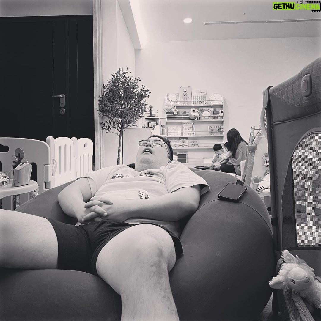 Esther Yang - 2.1K Likes - 年假,安全下莊。😮💨