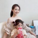 Esther Yang Instagram - 我的牙齒天生長得蠻整齊的～ 從小一件令我很得意的事就是：我不用戴牙套！ 怎知年過30，生了兩個孩子， 某天認真照個鏡子， 才發現牙齒竟然『歪』起來了！ 登愣！！！我也有這天！！ 於是終究還是踏上了牙齒矯正的旅程..... 隱形牙套在台灣發展的已經很成熟了， 我會選擇Zenyum主要還是因為他們的商業模式非常吸引人， 不僅牙套美觀，還是市面上唯一能做到均一收費的牙套品牌， 完全是切中現代人人醫美，笑容也要完美的追求， 價格合理，輕矯正7萬2、全口矯正12萬， 信用卡或無卡3/6/12期分期沒問題。 對忙到不行的媽媽來說， 有免費的線上初步評估， 開始療程後可以使用App自己在家裡追蹤進度， 什麼時候拿下來、什麼時候戴上，都有App幫你記錄， 不用不斷回診，卻可以掌握每個矯正的進程， 真的超～～～～方便！！ Zenyum配合的醫師每個都有經國家考核認證， 會親自為每個患者製作專屬的治療計劃， 我個人就非常喜歡我配合的醫師， 人美又專業， 根據我的訴求最終定了30副牙套給我，極致完美！🤣 最重要的是，這一整個過程都有3D牙齒模擬影片， 每套轉變的細節，週週在你眼前呈現～～ 像我時不時就會開App看一下自己牙齒細微的改變， 就又有動力戴下去啦！！💪🏻 其實Zenyum在3年前剛進台灣的時候， 愛美的暖爸就去做了， 完美的笑容雖然也是可以等，但是早戴就早享受啊！ 要整就趕緊的， 別等到別人整完美美笑容後才說「當時應該早點戴的啊...」～ 現在使用“專屬連結”填寫免費評估，可獲得隱形牙套療程折扣！ ZenyumClear 輕矯正定價7萬2，折7,000元 ZenyumPlus 全口矯正定價12萬，折17,000元 專屬連結：https://bit.ly/3NamoWm @zenyum.tw #ZenyumTW #Zenyum #SmileMore #綻雅台灣