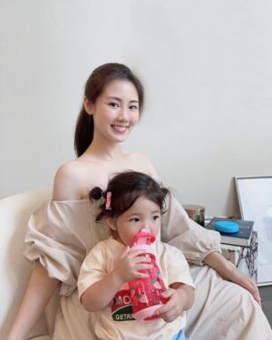 Esther Yang Instagram - 我的牙齒天生長得蠻整齊的～
從小一件令我很得意的事就是：我不用戴牙套！
怎知年過30，生了兩個孩子， 
某天認真照個鏡子，
才發現牙齒竟然『歪』起來了！

登愣！！！我也有這天！！

於是終究還是踏上了牙齒矯正的旅程.....

隱形牙套在台灣發展的已經很成熟了，
我會選擇Zenyum主要還是因為他們的商業模式非常吸引人，
不僅牙套美觀，還是市面上唯一能做到均一收費的牙套品牌，
完全是切中現代人人醫美，笑容也要完美的追求，
價格合理，輕矯正7萬2、全口矯正12萬，
信用卡或無卡3/6/12期分期沒問題。

對忙到不行的媽媽來說，
有免費的線上初步評估，
開始療程後可以使用App自己在家裡追蹤進度，
什麼時候拿下來、什麼時候戴上，都有App幫你記錄，
不用不斷回診，卻可以掌握每個矯正的進程，
真的超～～～～方便！！

Zenyum配合的醫師每個都有經國家考核認證，
會親自為每個患者製作專屬的治療計劃，
我個人就非常喜歡我配合的醫師，
人美又專業，
根據我的訴求最終定了30副牙套給我，極致完美！🤣
最重要的是，這一整個過程都有3D牙齒模擬影片，
每套轉變的細節，週週在你眼前呈現～～
像我時不時就會開App看一下自己牙齒細微的改變，
就又有動力戴下去啦！！💪🏻

其實Zenyum在3年前剛進台灣的時候，
愛美的暖爸就去做了，
完美的笑容雖然也是可以等，但是早戴就早享受啊！
要整就趕緊的，
別等到別人整完美美笑容後才說「當時應該早點戴的啊...」～

現在使用“專屬連結”填寫免費評估，可獲得隱形牙套療程折扣！
ZenyumClear 輕矯正定價7萬2，折7,000元
ZenyumPlus 全口矯正定價12萬，折17,000元 

專屬連結：https://bit.ly/3NamoWm 

@zenyum.tw

#ZenyumTW #Zenyum #SmileMore #綻雅台灣