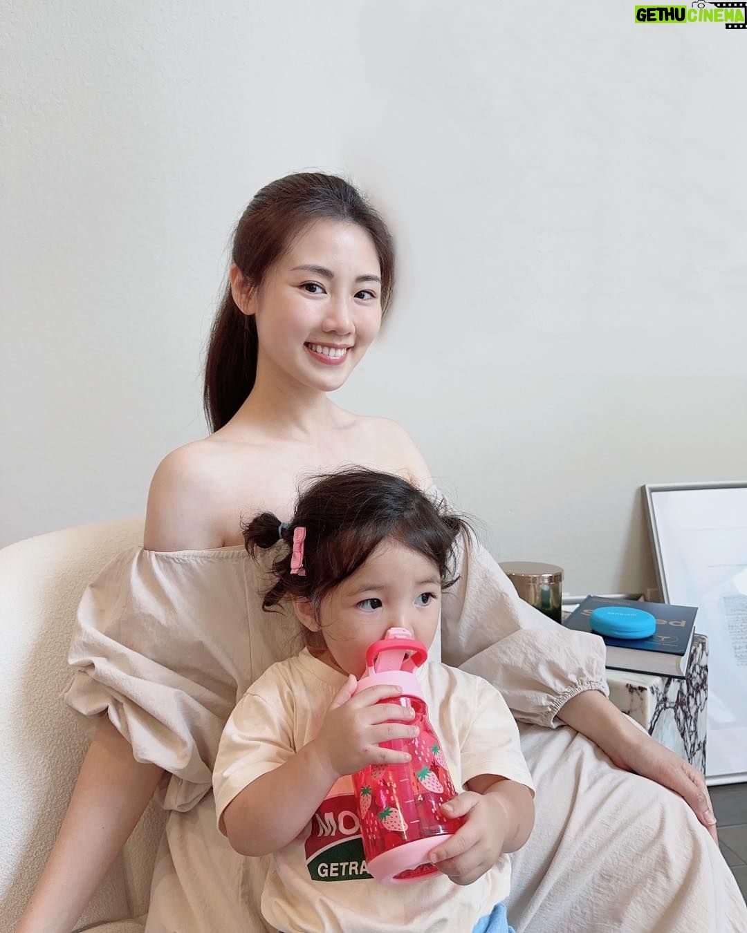 Esther Yang - 2.5K Likes - 我的牙齒天生長得蠻整齊的~
從小一件令我很得意的事就是:我不用戴牙套!
怎知年過30,生了兩個孩子,
某天認真照個鏡子,
才發現牙齒竟然『歪』起來了!
登愣!!!我也有這天!!
於是終究還是踏上了牙齒矯正的旅程.....
隱形牙套在台灣發展的已經很成熟了,
我會選擇Zenyum主要還是因為他們的商業模式非常吸引人,
不僅牙套美觀,還是市面上唯一能做到均一收費的牙套品牌,
完全是切中現代人人醫美,笑容也要完美的追求,
價格合理,輕矯正7萬2、全口矯正12萬,
信用卡或無卡3/6/12期分期沒問題。
對忙到不行的媽媽來說,
有免費的線上初步評估,
開始療程後可以使用App自己在家裡追蹤進度,
什麼時候拿下來、什麼時候戴上,都有App幫你記錄,
不用不斷回診,卻可以掌握每個矯正的進程,
真的超~~~~方便!!
Zenyum配合的醫師每個都有經國家考核認證,
會親自為每個患者製作專屬的治療計劃,
我個人就非常喜歡我配合的醫師,
人美又專業,
根據我的訴求最終定了30副牙套給我,極致完美!🤣
最重要的是,這一整個過程都有3D牙齒模擬影片,
每套轉變的細節,週週在你眼前呈現~~
像我時不時就會開App看一下自己牙齒細微的改變,
就又有動力戴下去啦!!💪🏻
其實Zenyum在3年前剛進台灣的時候,
愛美的暖爸就去做了,
完美的笑容雖然也是可以等,但是早戴就早享受啊!
要整就趕緊的,
別等到別人整完美美笑容後才說「當時應該早點戴的啊...」~
現在使用“專屬連結”填寫免費評估,可獲得隱形牙套療程折扣!
ZenyumClear 輕矯正定價7萬2,折7,000元
ZenyumPlus 全口矯正定價12萬,折17,000元
專屬連結:https://bit.ly/3NamoWm
@zenyum.tw
#ZenyumTW #Zenyum #SmileMore #綻雅台灣