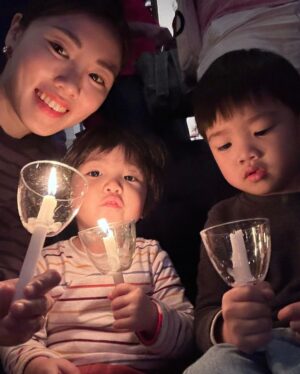 Esther Yang Instagram - 社群更新滯怠了一陣子
現實生活卻馬不停蹄
經歷了密集的飛行和旅遊
及瘋狂地一個月內完成跨國搬家
即使手機紀錄了滿滿的精彩
感覺當下沒辦法沈澱下來
整理成滿意的輸出
就過了分享的興頭

原來10年 不過是颼的一下
聽起來很漫長 
真正走過了也不覺震撼
都是好日子 
一段段被保護 管教 引領 開啟的好日子
回放起來
美得悅耳動聽

謝謝所有刻在心上的名字 （請自行對號入座）
懷裡的兩個寶貝孩子
和親愛的神隊友 
因為你們 我得以成為我自己
感謝耶穌的憐憫
聖誕本是為了歡慶祢
願祢悅納我生命的祭
繼續讚美不停！

祝每位Merry Christmas!
美國時間 平安夜裡真平安 🤍

/圖為主日想拍張全家福 
結果栽在白人大媽手裡
好好的一個佈景 
要樹沒樹 要火爐沒火爐
只有人 很多人這樣
早知道就該跟其他人一樣找攝影師去公園拍的 🤪

#妹仔dontgivea