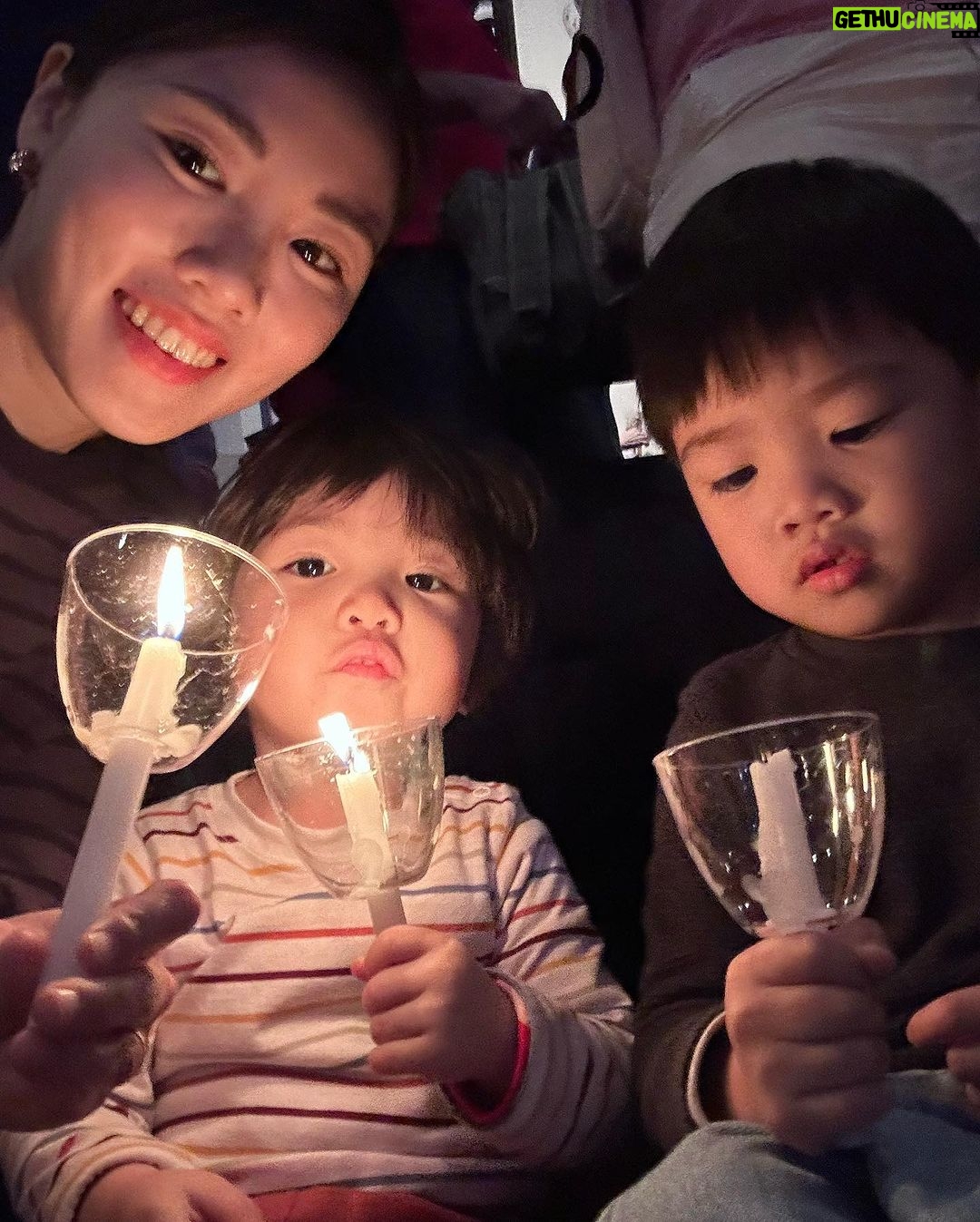 Esther Yang - 2.5K Likes - 社群更新滯怠了一陣子
現實生活卻馬不停蹄
經歷了密集的飛行和旅遊
及瘋狂地一個月內完成跨國搬家
即使手機紀錄了滿滿的精彩
感覺當下沒辦法沈澱下來
整理成滿意的輸出
就過了分享的興頭
原來10年 不過是颼的一下
聽起來很漫長
真正走過了也不覺震撼
都是好日子
一段段被保護 管教 引領 開啟的好日子
回放起來
美得悅耳動聽
謝謝所有刻在心上的名字 (請自行對號入座)
懷裡的兩個寶貝孩子
和親愛的神隊友
因為你們 我得以成為我自己
感謝耶穌的憐憫
聖誕本是為了歡慶祢
願祢悅納我生命的祭
繼續讚美不停!
祝每位Merry Christmas!
美國時間 平安夜裡真平安 🤍
/圖為主日想拍張全家福
結果栽在白人大媽手裡
好好的一個佈景
要樹沒樹 要火爐沒火爐
只有人 很多人這樣
早知道就該跟其他人一樣找攝影師去公園拍的 🤪
#妹仔dontgivea