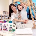 Esther Yang Instagram - 阿暖開始上學後就是各種更新病毒碼， 媽媽除了可以叮嚀他勤洗手外， 完全阻止不了他平時把衣服當抹布啊～～～～ 流鼻涕時把衣領拉起來擦， 手弄髒了隨手抹在衣服上， 更不要說吃喝東西嘴巴漏洞， 洗小男生的衣服根本就是惡夢一場！！ 一直唸唸唸媽媽也會累， 乾脆選擇能讓自己省力也增加孩子保護力的洗衣用品！ #毛寶葳香 能 #洗淨四大病毒， 衣物、寢具、毛巾、沙發、絨毛玩具都適用！ 最近流感、腸病毒、冠狀病毒蠻嚴重的， 天天清潔使用，病毒與細菌都可以一網打盡～ 全系列也都經過台灣知名大學研究中心及第三方公正單位檢驗， 99.99%洗淨4大病毒與3-5種壞菌， 無添加有害物質，使用起來絕對安心！ 在這病毒滿天飛的世代，媽媽更是看重自身與居家清潔， 葳香新推出的【洗衣三步驟】洗衣精→抗菌素→衣物抗菌水 強化洗淨病毒、達到48小時長效制菌、去味、去污， 這點非常深得媽媽的心，#洗衣加1蓋病毒壞菌掰！ #葳香洗淨病毒洗衣精 我自己喜歡防蟎極淨的澳洲天然植萃精油的味道， 但洗腦公的汗臭衣物就適合防霉淨味， 若你家裡也有不斷出汗、不斷換衣服的男子， 綠瓶的消臭抗菌就是你的最佳選擇！ #葳香洗淨病毒抗菌素 洗衣時先添加抗菌素可強化洗淨病毒與去污， 也適合使用在硬表面物品， 像是馬桶、浴缸、洗手台的清潔～ 其他布織品如地毯、抹布上的局部髒汙， 都可以用它來泡！ #葳香洗淨病毒衣物抗菌水 洗衣時在柔軟精槽添加，更可以幫衣服持續48小時抑菌與去味。 我本來想說衣服不是洗衣精洗過了嗎？ 為什麼還要加抗菌水？ 結果用了超有感～ 衣服洗後會有一種清新、舒爽的氣息， 病毒、細菌洗淨的安心感，真的感受得到！ 再來就是 #葳香清潔病毒抗菌水噴霧， 每天使用的手機、平板、包包比馬桶還多細菌， 回家都要用它噴擦過才行！ 「不恐慌、懂自保」是後疫情時代的生活態度， #毛寶葳香洗淨4大病毒 全系列產品提升媽媽戰鬥力、全家防禦力， 在毛寶兔宅配網和各大賣場都有販售唷！ 現在在各大通路買葳香系列單筆滿$199即可登錄抽機票， 而且不限登錄次數，登錄越多，中獎機率越高呀～ 活動時間：2023/5/1-7/31 獎項： 頭獎 > 抽國外雙人來回機票兌換卷，8/7抽出1名 好獎 > 毛寶葳香洗淨4大病毒系列商品組合(抗菌洗衣精2*瓶+衣物抗菌水 *2瓶+抗菌素*1瓶+抗菌水噴霧*1瓶)， 名額共30名(月月抽10名) @maobao2tw #毛寶葳香洗淨4大病毒 #洗衣加一蓋病毒壞菌掰 #99點9趴洗淨病毒與壞菌 #洗淨冠狀病毒229E #腸病毒71E #A與B型流感病毒H1N1