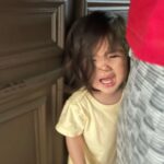 Esther Yang Instagram - 兩兄妹很喜歡彼此鬧來鬧去 沒有總是誰欺負誰 反正就是一整天的相愛相殺 圖爲最近迷上拍照的暖 抓到妹妹剛睡醒 就像狗仔一樣 從臥室一路跟拍出來 煩到他妹無處可躲 哭著找救兵 媽媽心中吶喊： 拜託兩個都給我閉嘴！ 煩！死！啦！！！ 😡😡😡