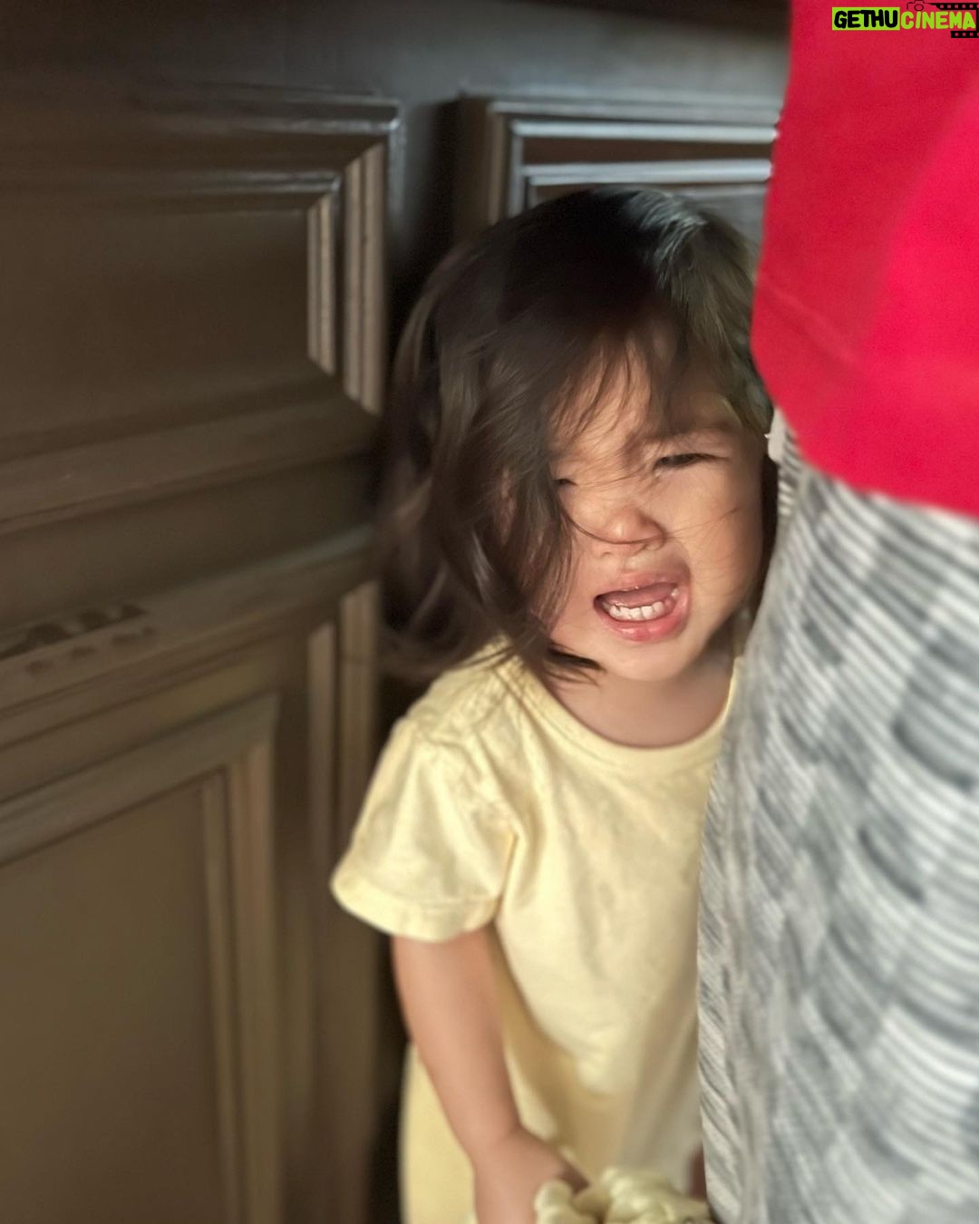 Esther Yang - 1.5K Likes - 兩兄妹很喜歡彼此鬧來鬧去
沒有總是誰欺負誰
反正就是一整天的相愛相殺
圖爲最近迷上拍照的暖
抓到妹妹剛睡醒
就像狗仔一樣 從臥室一路跟拍出來
煩到他妹無處可躲 哭著找救兵
媽媽心中吶喊:
拜託兩個都給我閉嘴!
煩!死!啦!!!
😡😡😡