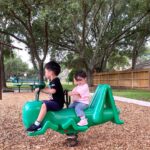 Esther Yang Instagram - 跟孩子相處經常讓我有戀愛的感覺 生出性格不同的小孩 就像每天同時跟不同的人談戀愛 有些人跟你天生相處起來就不費力 是最舒服的存在 像暖 有些人就像一陣風 抓不在手中 只能戀慕 追逐她的風采 像悅 但其實 心裡最想跟先生約會 只是美國育兒 保姆好貴 37度下的me 融化的結尾 🫠