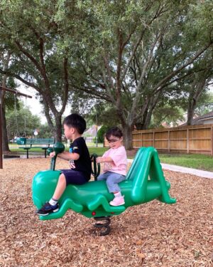 Esther Yang Instagram - 跟孩子相處經常讓我有戀愛的感覺
生出性格不同的小孩
就像每天同時跟不同的人談戀愛

有些人跟你天生相處起來就不費力 
是最舒服的存在 像暖

有些人就像一陣風 抓不在手中 
只能戀慕 追逐她的風采 像悅

但其實 心裡最想跟先生約會
只是美國育兒 保姆好貴

37度下的me
融化的結尾 
🫠