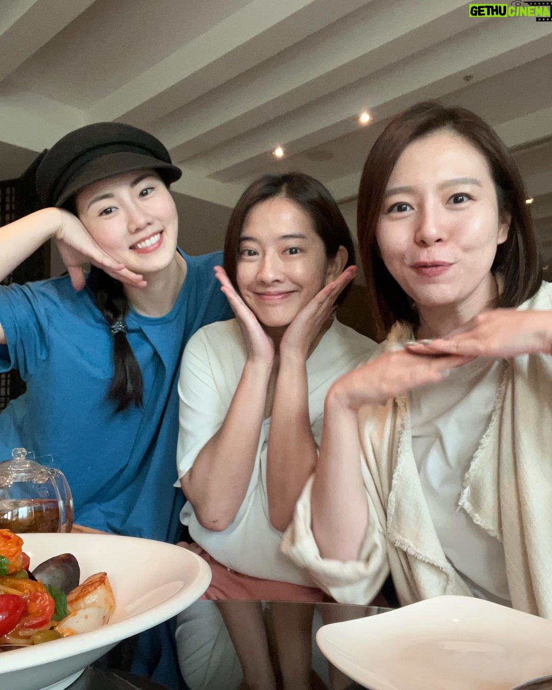 Esther Yang - 2.9K Likes - 吃炸!舒壓!!!
#王家三姐妹