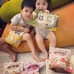 Esther Yang Instagram - 現在他們兩個人睡一間 本人已經三天沒有陪睡了 房間裡沒有放監視器 聽不到他們睡覺時的咿呀聲 我睡得超好 睡前我會最後去看他們一次 有時他們會互壓 有時全睡到地上 但都睡得很熟 清晨悅會哭個幾分鐘 很快就又自己睡回去 暖頻繁夜驚的日子也終於消停 想到我媽說我和弟弟小時候睡很好 其實應該就是當時沒有攝影機 她根本沒聽到 😂 *圖為老大的專業及老二的不懈 @namyangtw.official