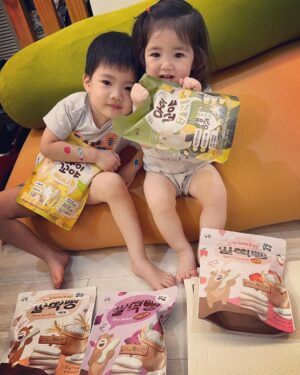 Esther Yang Instagram - 現在他們兩個人睡一間
本人已經三天沒有陪睡了
房間裡沒有放監視器
聽不到他們睡覺時的咿呀聲
我睡得超好

睡前我會最後去看他們一次
有時他們會互壓
有時全睡到地上
但都睡得很熟
清晨悅會哭個幾分鐘
很快就又自己睡回去
暖頻繁夜驚的日子也終於消停

想到我媽說我和弟弟小時候睡很好
其實應該就是當時沒有攝影機
她根本沒聽到 😂

*圖為老大的專業及老二的不懈

@namyangtw.official
