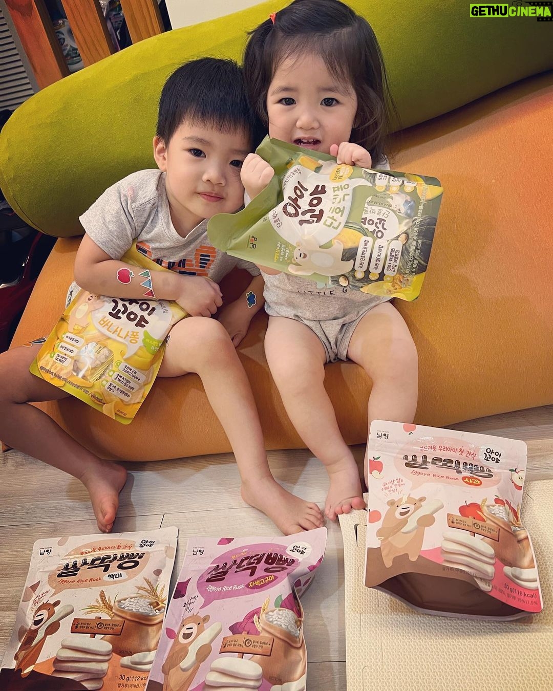 Esther Yang - 1.4K Likes - 現在他們兩個人睡一間
本人已經三天沒有陪睡了
房間裡沒有放監視器
聽不到他們睡覺時的咿呀聲
我睡得超好
睡前我會最後去看他們一次
有時他們會互壓
有時全睡到地上
但都睡得很熟
清晨悅會哭個幾分鐘
很快就又自己睡回去
暖頻繁夜驚的日子也終於消停
想到我媽說我和弟弟小時候睡很好
其實應該就是當時沒有攝影機
她根本沒聽到 😂
*圖為老大的專業及老二的不懈
@namyangtw.official