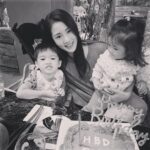 Esther Yang Instagram - 一個人不喜歡卻還配合 是種高情商的展現 在高舉個人主義的世代 要養出貼心卻不委屈 不過份左派的孩子 是個挑戰 前一秒看得眉頭深鎖 下一秒擠出暴牙笑容 真是辛苦你了 兒子 小悅對媽媽的疾言厲色 不是嘻皮笑臉就是嗤之以鼻 不回應也是一種回應 就是在表達「老娘高興」 不是所有人的痛感都一樣 有些人摔了還是不會怕 因材施教看起來像偏心嗎？ 要是長大後開始了解自己 應該就知道父母真是逼不得已 #練就帶孩子去餐廳的厚臉皮 #hbdtome