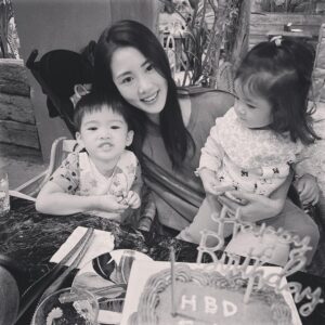 Esther Yang Instagram - 一個人不喜歡卻還配合
是種高情商的展現
在高舉個人主義的世代
要養出貼心卻不委屈
不過份左派的孩子
是個挑戰

前一秒看得眉頭深鎖
下一秒擠出暴牙笑容
真是辛苦你了 兒子

小悅對媽媽的疾言厲色
不是嘻皮笑臉就是嗤之以鼻
不回應也是一種回應
就是在表達「老娘高興」

不是所有人的痛感都一樣
有些人摔了還是不會怕
因材施教看起來像偏心嗎？
要是長大後開始了解自己
應該就知道父母真是逼不得已

#練就帶孩子去餐廳的厚臉皮
#hbdtome