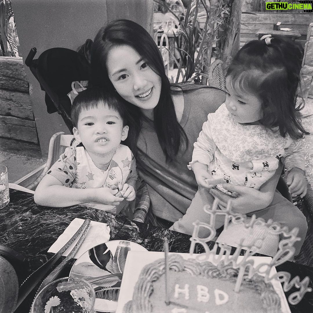 Esther Yang - 2.2K Likes - 一個人不喜歡卻還配合
是種高情商的展現
在高舉個人主義的世代
要養出貼心卻不委屈
不過份左派的孩子
是個挑戰
前一秒看得眉頭深鎖
下一秒擠出暴牙笑容
真是辛苦你了 兒子
小悅對媽媽的疾言厲色
不是嘻皮笑臉就是嗤之以鼻
不回應也是一種回應
就是在表達「老娘高興」
不是所有人的痛感都一樣
有些人摔了還是不會怕
因材施教看起來像偏心嗎?
要是長大後開始了解自己
應該就知道父母真是逼不得已
#練就帶孩子去餐廳的厚臉皮
#hbdtome
