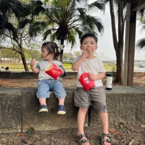 Esther Yang Instagram - 因為妹妹一早就上床了
所以暖哥今晚享有了單獨的陪睡時光

一開始讓我編了一個故事
接著又說他要講故事給我聽
先是講了但以理和獅子坑
然後是諾亞方舟
還有大衛對抗歌利亞
每個故事都有很多細節
比我剛剛想睡覺胡亂編的生動很多

講了三個聖經故事還不夠
跟著還自己編了兩個故事
一個是關於一隻鱷魚不想吃肉
於是跟牛一起吃草
吃到肚子大到要拱著背才能走路
以及一隻小兔子....
Ok 此時我已經被他成功哄睡了..

現在我完全想不起來他最後一個故事
我只記得真的很有趣
真希望他明天早上起來可以再說一次給我聽

#出房已是一小時後
#哄睡達人阿暖
#3y7m
