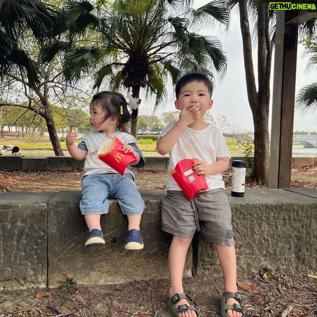 Esther Yang - 1.8K Likes - 因為妹妹一早就上床了
所以暖哥今晚享有了單獨的陪睡時光
一開始讓我編了一個故事
接著又說他要講故事給我聽
先是講了但以理和獅子坑
然後是諾亞方舟
還有大衛對抗歌利亞
每個故事都有很多細節
比我剛剛想睡覺胡亂編的生動很多
講了三個聖經故事還不夠
跟著還自己編了兩個故事
一個是關於一隻鱷魚不想吃肉
於是跟牛一起吃草
吃到肚子大到要拱著背才能走路
以及一隻小兔子....
Ok 此時我已經被他成功哄睡了..
現在我完全想不起來他最後一個故事
我只記得真的很有趣
真希望他明天早上起來可以再說一次給我聽
#出房已是一小時後
#哄睡達人阿暖
#3y7m