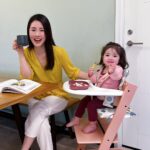 Esther Yang Instagram - 一家人要能有愉快的用餐時光 的確是需要一些考量跟預備的 一張合適的餐椅 可以給小小孩帶來參與感、成就感 也可以幫助大人節省餵食的心力 在小悅展現了她對於美食的興趣後 我就幫她選了Stokke Tripp Trapp 溫潤的木質結構和耐看的設計 搭配14段可調節的坐板與踏板 配合孩子成長的身形調整 是可以一路讓她坐到大的椅子 Tripp Trapp有許多配合不同月齡的配件 小悅目前適用6個月到3歲的護圍與安全帶 讓小悅可以學習坐在自己的椅子上吃東西 經歷第一胎的洗禮 我覺得有人體工學的靠背設計 讓孩子能夠坐姿良好的用餐真的很重要 不然媽媽光糾正坐姿就飽了 哪有辦法心情愉悅的吃飯 Tripp Trapp成長椅的坐墊有很多顏色、圖案 可以搭配椅子顏色選擇 材質非常好清洗 髒東西擦一下就乾淨了 現在3歲的暖哥腳長長了 已經可以自己上下椅子 而我也能夠隨時替他調整合適的高度 讓他能更專注的坐著看書、拼圖 就質感、實用性 長遠來說 絕對是值得投資的一件好傢俱！ 跟大人的椅子擺在一起沒有違和感 不用妥協餐廳的美感 與孩子一起坐久久 累積屬於家的回憶～～ @stokke_tw #stokke #stokkebaby #HereWeGrow #TrippTrapp #成長椅 #achairforlife