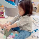 Esther Yang Instagram - Practice makes progress! 完美是個抽象的概念 讓人望塵莫及 但透過練習 什麼都可以越來越好 之前放不進去的東西放進去了 之前爬不上去的架子爬上去了 之前舀不到的食物能放嘴巴了 這些能力的進步 都可以看見孩子眼裡有閃光 他們比我們還開心 大人可以感受他們內心的喜悅 一個肯定的眼神+微笑勝過一切 #montessorriathome #motorskills #montessoriactivity
