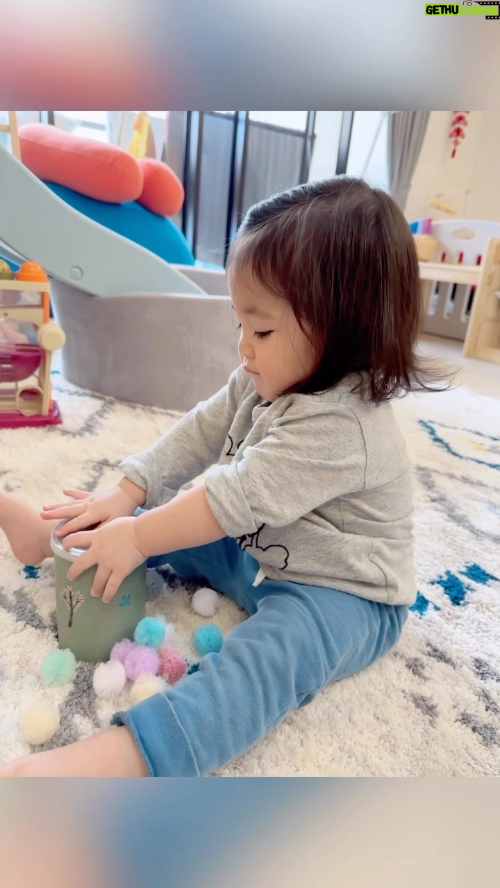 Esther Yang Instagram - Practice makes progress! 完美是個抽象的概念 讓人望塵莫及 但透過練習 什麼都可以越來越好 之前放不進去的東西放進去了 之前爬不上去的架子爬上去了 之前舀不到的食物能放嘴巴了 這些能力的進步 都可以看見孩子眼裡有閃光 他們比我們還開心 大人可以感受他們內心的喜悅 一個肯定的眼神+微笑勝過一切 #montessorriathome #motorskills #montessoriactivity