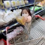Esther Yang Instagram - 小朋友都很喜歡搬重物 他們在測試自己的能力 使用大小肌肉達到平衡 有時候大人貪快 就不讓孩子幫忙 真的很可惜 一起練習慢活 讓孩子照著他們的速度長大吧～ #montessori #groceryshopping