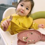 Esther Yang Instagram - 對我來說 小悅就是個變異種 從看她下樓梯、爬攀爬架的方式就知道 她就是要自己去試、去闖、去跌 每次的路徑和方法都不一樣 不管我怎麼勸說 她不害怕受傷 彷彿跌倒對她來講只是代表也許下次不會跌倒 好像一切沒有絕對的答案 帶她經常讓我心臟漏拍 到如今 還是偶爾會把手或東西放嘴巴 越罵越笑 捂嘴兼彎腰 坐不住娃娃車和餐椅 一定要下來跑跳 不好帶嗎？ 其實也是另一種好帶 愛吃不挑食 倒頭就睡不用哄 不給人抱就搖頭 是個不用怕被人欺負的小女子 每天都在被哥哥吼不要 不行 不准 心情不好就扁嘴委屈 心情好就反過來笑哥哥 只要有出門的機會就不會放過 她知道我們都愛她 恩 很愛她啊～～～ 雖然媽媽拿她一點辦法也沒有 🤦🏻‍♀️ 我禱告妳一輩子有人和神的恩寵 堅定討祂喜悅 正中靶心🎯