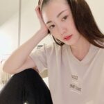 Esther Yang Instagram - 被老公氣到離家出走也不是第一遭 通常就是找間飯店，爽呆他個一晚 從一開始會不斷查看監視攝影機 到現在app都不開，直接睡到要check out 也算是個大躍進！ 爸爸雖然不會陪玩 但都會帶出去餵薯條 一天兩天，沒病沒痛就好～ 我樂得一個人的時光 超級有效率的在手機上完成一堆瑣事 還有靈修、閱讀、觀影 宵夜吃了鹹酥雞 一天好不愜意 推薦所有想把家裡那位資源回收掉的媽媽們這本… #老公使用說明書 看完豁然開朗 婚姻又可以繼續走向永恆了呀！ #goodthingstaketime #整套睡衣順道經過net買的