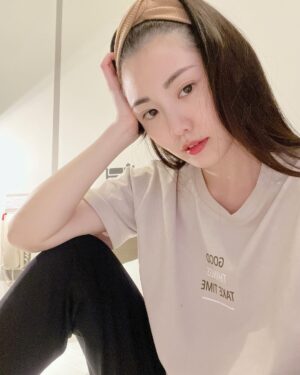 Esther Yang Instagram - 被老公氣到離家出走也不是第一遭
通常就是找間飯店，爽呆他個一晚
從一開始會不斷查看監視攝影機
到現在app都不開，直接睡到要check out
也算是個大躍進！

爸爸雖然不會陪玩
但都會帶出去餵薯條
一天兩天，沒病沒痛就好～

我樂得一個人的時光
超級有效率的在手機上完成一堆瑣事
還有靈修、閱讀、觀影
宵夜吃了鹹酥雞
一天好不愜意

推薦所有想把家裡那位資源回收掉的媽媽們這本…
#老公使用說明書
看完豁然開朗
婚姻又可以繼續走向永恆了呀！

#goodthingstaketime 
#整套睡衣順道經過net買的