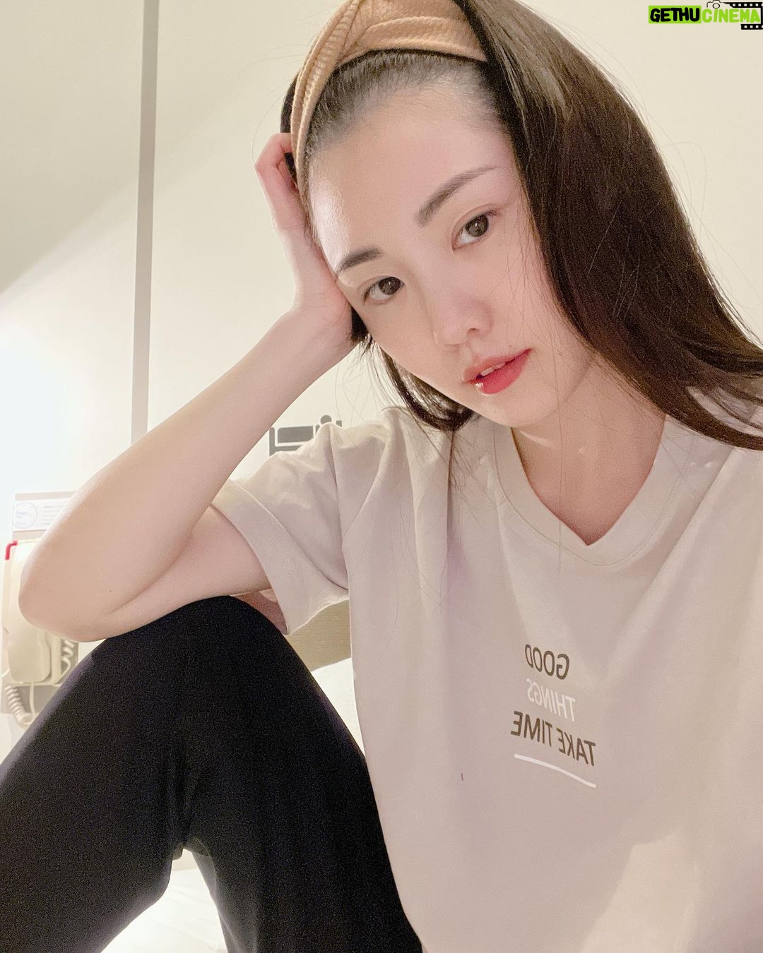 Esther Yang - 2.2K Likes - 被老公氣到離家出走也不是第一遭
通常就是找間飯店,爽呆他個一晚
從一開始會不斷查看監視攝影機
到現在app都不開,直接睡到要check out
也算是個大躍進!
爸爸雖然不會陪玩
但都會帶出去餵薯條
一天兩天,沒病沒痛就好~
我樂得一個人的時光
超級有效率的在手機上完成一堆瑣事
還有靈修、閱讀、觀影
宵夜吃了鹹酥雞
一天好不愜意
推薦所有想把家裡那位資源回收掉的媽媽們這本…
#老公使用說明書
看完豁然開朗
婚姻又可以繼續走向永恆了呀!
#goodthingstaketime
#整套睡衣順道經過net買的