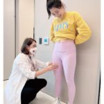 Esther Yang Instagram - 在有孩子之前， 我從沒想過需要動用醫療級儀器幫忙減脂緊實這回事， 只是生完已經一年多，肚子還是超大一顆， 二胎後肚皮超鬆，跟上面那層脂肪…. 即便縮小腹縮到快斷氣， 沒穿束腹，別人還是會不小心以為我又懷孕了， 忍住少吃，加上一週運動兩次， 擁有平坦的小腹，仍是媽媽遙不可及的夢想啊～～～～   所以我考慮了很久，還是去做了！   日前大家有看到我限動分享去 @louvre8890 做〈Emsculpt Neo熱磁減脂療程〉， 全都心癢癢的私訊問我，「到底效果如何？」 我很誠實地說，「本人非常滿意～」 跟一般居家用的EMS很不一樣， 它擁有歐盟CE、美國FDA 、台灣TFDA三大認證， 在全球已經超過1百萬人次使用， 是最新一代的雙科技熱磁結合技術， 用熱能破壞皮下脂肪細胞， 加上高強度的聚焦磁能， 去讓身體達到增肌、減脂加緊實的效果！   第一次做的時候， 就能明顯感受到肌肉深層的作用， 療程中腹肌整個不斷被拔起來， 因為還有熱能加持，做完肚子全！是！汗！ 哈哈哈哈不愧是連續2年榮獲全球醫美大賞的最佳體雕儀器， 媽媽完全驚呆了～ 😲   看著自己腰圍一次比一次小， 肚皮也變得緊實，真的很有成就感！ 另外有趣的是，教練竟然誇我運動時核心變穩定了， 像我這種體能低下、肌肉含量少的小弱腳， 運動經常還沒操到長到肌肉的部分就已經無力了， 可這個療程每次不過區區30分鐘， 就相當於幫我做了20,000次的仰臥起坐， 這強度絕對非我自己一般自主鍛鍊做得到的啊～～   後來每次去， 都請護理長幫我把level儘速催到90+， 實在一分一秒都不想浪費它的功效！🤣   @musoonclinic 的合作夥伴 @louvre8890 ， 除了有經過肥胖醫學會的減重門診醫生提供療程建議， 更有專業營養師給予飲食上的指引， 幫助產後婦女們讓身體由內而外的健康自信起來！💪🏻 #NEO熱磁減脂 ，可以說是今年我送給自己最好的禮物～   那天意外看到有人分享， 原來佛朗明哥紅鶴在餵養小紅鶴時， 自己粉紅色的毛會慢慢退色， 一旦那段日子結束， 毛的顏色又會再度長回來。 我是真心相信， Ladies, we’ll get our pink back! 🦩   #熱磁減脂 #emsculptneo #羅浮婦女診所 #原廠認證診所 #木生婦幼診所