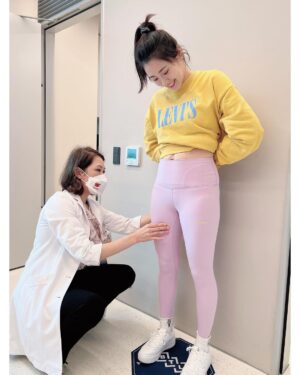 Esther Yang Instagram - 在有孩子之前，
我從沒想過需要動用醫療級儀器幫忙減脂緊實這回事，
只是生完已經一年多，肚子還是超大一顆，
二胎後肚皮超鬆，跟上面那層脂肪….
即便縮小腹縮到快斷氣，
沒穿束腹，別人還是會不小心以為我又懷孕了，
忍住少吃，加上一週運動兩次，
擁有平坦的小腹，仍是媽媽遙不可及的夢想啊～～～～
 
所以我考慮了很久，還是去做了！
 
日前大家有看到我限動分享去 @louvre8890 做〈Emsculpt Neo熱磁減脂療程〉，
全都心癢癢的私訊問我，「到底效果如何？」
我很誠實地說，「本人非常滿意～」
跟一般居家用的EMS很不一樣，
它擁有歐盟CE、美國FDA 、台灣TFDA三大認證，
在全球已經超過1百萬人次使用，
是最新一代的雙科技熱磁結合技術，
用熱能破壞皮下脂肪細胞，
加上高強度的聚焦磁能，
去讓身體達到增肌、減脂加緊實的效果！
 
第一次做的時候，
就能明顯感受到肌肉深層的作用，
療程中腹肌整個不斷被拔起來，
因為還有熱能加持，做完肚子全！是！汗！
哈哈哈哈不愧是連續2年榮獲全球醫美大賞的最佳體雕儀器，
媽媽完全驚呆了～ 😲
 
看著自己腰圍一次比一次小，
肚皮也變得緊實，真的很有成就感！
另外有趣的是，教練竟然誇我運動時核心變穩定了，
像我這種體能低下、肌肉含量少的小弱腳，
運動經常還沒操到長到肌肉的部分就已經無力了，
可這個療程每次不過區區30分鐘，
就相當於幫我做了20,000次的仰臥起坐，
這強度絕對非我自己一般自主鍛鍊做得到的啊～～
 
後來每次去，
都請護理長幫我把level儘速催到90+，
實在一分一秒都不想浪費它的功效！🤣
 
@musoonclinic 的合作夥伴 @louvre8890 ，
除了有經過肥胖醫學會的減重門診醫生提供療程建議，
更有專業營養師給予飲食上的指引，
幫助產後婦女們讓身體由內而外的健康自信起來！💪🏻

#NEO熱磁減脂 ，可以說是今年我送給自己最好的禮物～ 
 
那天意外看到有人分享，
原來佛朗明哥紅鶴在餵養小紅鶴時，
自己粉紅色的毛會慢慢退色，
一旦那段日子結束，
毛的顏色又會再度長回來。
我是真心相信，
Ladies, we’ll get our pink back! 🦩
 
#熱磁減脂 #emsculptneo #羅浮婦女診所 #原廠認證診所 #木生婦幼診所