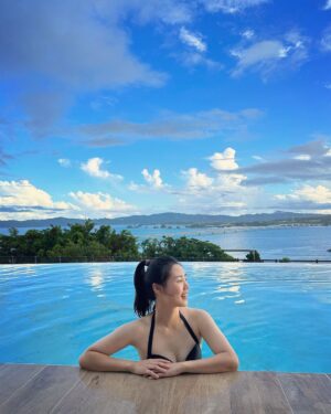 Esther Yang Instagram - 拋夫棄子和姐妹來沖繩旅行
即便有容貌焦慮
即便捨不得腦公孩紙
這趟抽離之旅怎麼樣都要賞給自己

#有放假的媽媽最可愛
#咪那桑中秋節快樂
#妳快樂全家都快樂