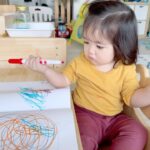 Esther Yang Instagram - 請不要示範畫畫給孩子看！ 特別是小小孩 他們會要求你畫一些東西 然後你就照做了 這是一個大誤區 如果是一起作畫 試著畫得跟他現在的程度一樣 藝術本來就沒有對錯 讓孩子感到你跟他一起have fun就好 畫東西給孩子看 過程若沒有細膩的引導 很容易讓孩子感覺他自己做不到 之後他就會一直叫你畫給他看 然後說：「我不會畫。」 這是家長最不希望看到的 先從揮灑各種顏色開始 發展會由點點點 圈圈 再來是線條邁進 太快畫物象給小小孩看反而會扼殺想像力 產生不必要的挫折感和對畫畫的誤解 另外 畫兩下開始丟也是很正常的 他們正在學習各種事物 多多觀察 你就會發現孩子的世界多麼奇妙有趣！🥰 #havefun #drawings #montessorriathome