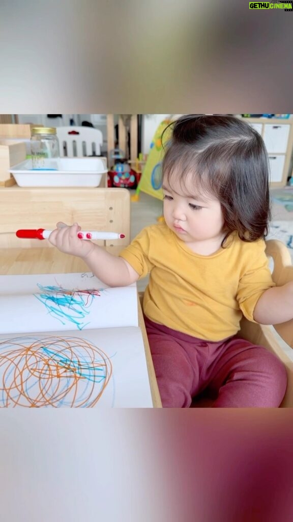 Esther Yang Instagram - 請不要示範畫畫給孩子看！ 特別是小小孩 他們會要求你畫一些東西 然後你就照做了 這是一個大誤區 如果是一起作畫 試著畫得跟他現在的程度一樣 藝術本來就沒有對錯 讓孩子感到你跟他一起have fun就好 畫東西給孩子看 過程若沒有細膩的引導 很容易讓孩子感覺他自己做不到 之後他就會一直叫你畫給他看 然後說：「我不會畫。」 這是家長最不希望看到的 先從揮灑各種顏色開始 發展會由點點點 圈圈 再來是線條邁進 太快畫物象給小小孩看反而會扼殺想像力 產生不必要的挫折感和對畫畫的誤解 另外 畫兩下開始丟也是很正常的 他們正在學習各種事物 多多觀察 你就會發現孩子的世界多麼奇妙有趣！🥰 #havefun #drawings #montessorriathome