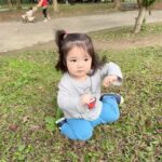 Esther Yang Instagram - 兄妹倆平時的真實對話…. 年紀越小 越能享受當下 #就想坐著跳舞玩樹枝怎麼了 #暖悅手足日常