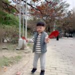 Esther Yang Instagram - 現在每天還和自己父母無話不談的請舉手？ 孩子真正稀罕我們的年歲其實很短 很快 他就會更想跟朋友們一起出去 很快 他就再不會對你暢所欲言 等他關起房門 有了自己的世界 你也就盼不回整天只想賴在你身邊的那個小寶貝 這些天 想像著他不再需要我照顧的未來 就覺得現在真的是愛太少了 太少耐心 太少包容 太多規矩 太多道理 顧著自己的事 卻忘了最重要的投資 世代蒙福的關鍵 就是好好養育出敬虔的孩子 說真的 這事業真的做很大 沒日沒夜的時候 被屎尿包圍的時候 想像一個什麼事都要跟你頂心頂肺的青少年 眼前的一切 瞬間變得很甜蜜 #不是不想上學是想跟你在一起