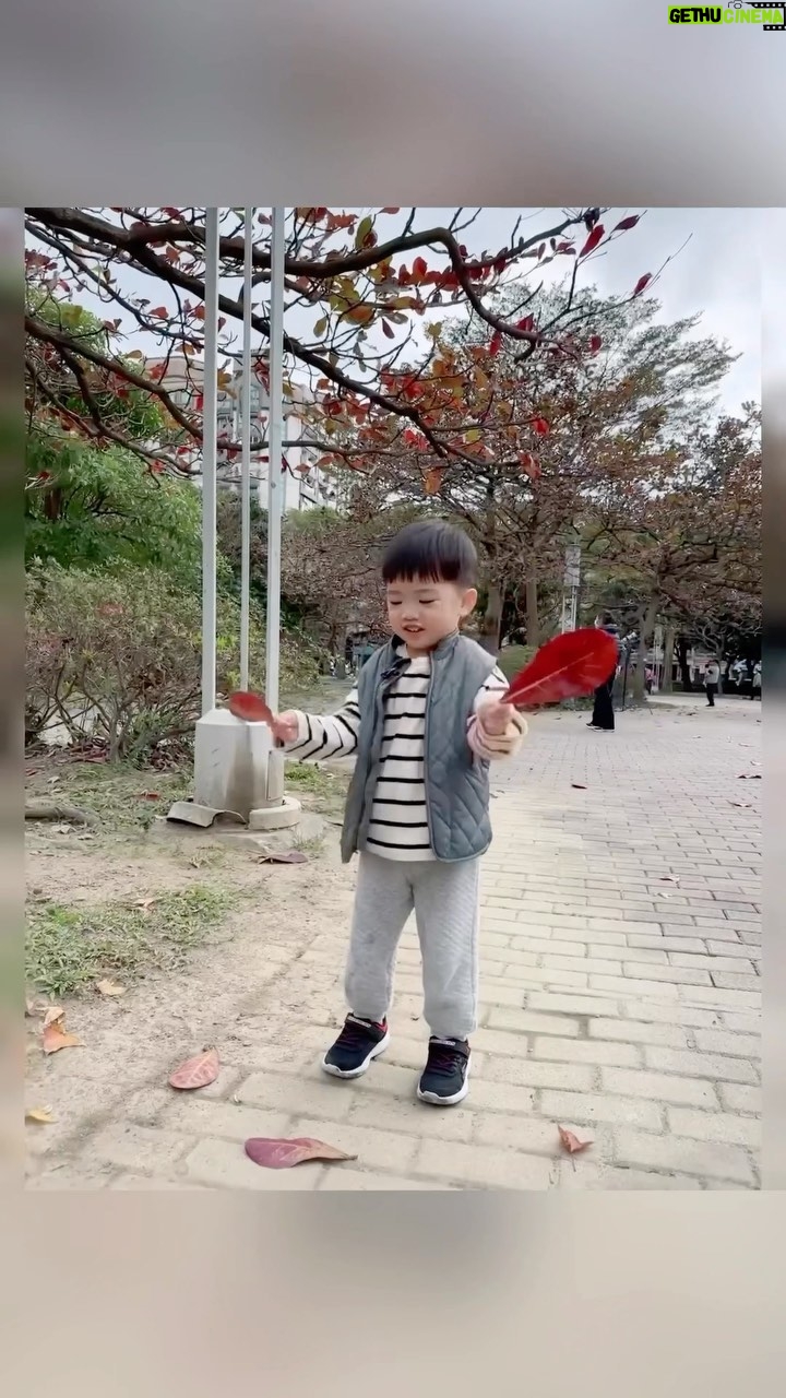 Esther Yang Instagram - 現在每天還和自己父母無話不談的請舉手? 孩子真正稀罕我們的年歲其實很短 很快 他就會更想跟朋友們一起出去 很快 他就再不會對你暢所欲言 等他關起房門 有了自己的世界 你也就盼不回整天只想賴在你身邊的那個小寶貝 這些天 想像著他不再需要我照顧的未來 就覺得現在真的是愛太少了 太少耐心 太少包容 太多規矩 太多道理 顧著自己的事 卻忘了最重要的投資 世代蒙福的關鍵 就是好好養育出敬虔的孩子 說真的 這事業真的做很大 沒日沒夜的時候 被屎尿包圍的時候 想像一個什麼事都要跟你頂心頂肺的青少年 眼前的一切 瞬間變得很甜蜜 #不是不想上學是想跟你在一起
