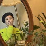 Esther Yang Instagram - #年初四 #莫名打了鄉民長文 #歡迎轉台 #感覺很久沒有離危險這麼近了 躲了好幾天的太陽終於露面 剛好碰上與姐妹相約許久的午餐date 正當我興高采烈 開心自己難得提早赴約 卻在餐廳巷口撞見一個雙臂刺青的高大男子 揪著一看就知道是太太的外套帽子 旁邊還站著一個小學生女兒 跟一般路上吵架的人不太一樣 十公尺外都可以感受到他們身邊瀰漫著威脅恐嚇的暴戾氣氛 我快速pass他們往餐廳走去 兩光如我 果真就選了一間過年沒開的餐廳 (扶額 折返的時候 看到剛剛那家人的緊張氛圍已經高漲到我深怕隨時會爆發暴力事件 都還來不及思考 我下意識的就拿出手機錄影取證 明明剉到不行 還要故作鎮靜地詢問媽媽是否需要幫助 沒想到媽媽立馬語露害怕的回答「需要！」 並表示可以報警 塞桑誒.... 這情勢崩了呀！ 因為天知道我其實不知道怎麼報警 平時不看google map連自己的正確位置 身處哪條街名都講不清楚 內心壓根不知道怎麼辦 拿著手機虛張聲勢也撐不了多久 心裡只想著拜託誰能站出來救救這個失控的場面 按耐著緊張的情緒 原本以為錄影護送兩母女進捷運站事情就會結束 怎料男子竟又追了上來 在捷運電梯口與母女拉扯 我無法轉身離去 但一切也完全超出了我的處理能力和理解範圍 男子決然沒有要放母女走的意思 聽著他們的對話不斷升溫 沒完沒了 我忍不住插嘴截斷對話 最後 男子轉身把矛頭指向我 接著凶神惡煞的向我衝過來 指著我的鼻頭一陣臭罵 距離近到我都可以聞到他嘴裡噴出來的酒氣 看著他眼睛跟眉毛瞪得跟鍾馗一樣 內建機制告訴我不適合硬碰硬 於是 我開始演戲（就地重操舊業？ 當下我感覺自己年久失修的演技有如裡 舒淇對著吳孟達演的那場初見面一般彆腳 但此時也不是討論演技的時候了 我需要再入戲一點 於是我拿下口罩讓他看到我的臉 然後使用育兒101式裡的第一式：同理 （同時也是拖時間 搭配哭腔 嗚噎地告訴他 “我不會報警” “因為女兒需要一位父親” “女兒很愛你” “你現在是不是感覺很生氣” “憑什麼媽媽可以不經過你同意就帶走女兒“ 巴啦巴啦 諸如此類 就在此時 那位媽媽突然可能擔心我有危險 竟又折回來幫我 聽到我在那邊跟他扯親情還一副聲淚俱下的樣子 應該覺得我是個瘋子 反正她們之後再度離場 不知道有沒有五分鐘的時間 空無一人的捷運站口就只剩下我跟那個酒醉的男子 面對他不斷髒話叫囂 搭配肢體作勢恐嚇 除了繼續配合傾情演出 本人無計可施 恐怕要是再拿出手機要打 就會被一把搶過去摔爛 就當我演到“孩子不能沒有爸爸”的時候 他吼叫著說他19歲時父親就死了 他沒有爸爸 激動處 我看到他兇狠的臉上流出一滴淚 他說我他X懂個屁 說得不錯 我就是他X啥屁都不懂 才會大年初四和你老兄在這落得這般景況啊😩 這時警察來了（感謝報警的人 人民的保母不是蓋的 兩個溫柔執勤的人 一上前就讓我感到莫大的安全感 大過年的還要工作 實在辛苦 要是以後再聽到有大人說什麼不乖叫警察把你抓走的鬼話 我一定會好好教育他們 與其嚇唬孩子畏懼警察 還不如好好訓練他們如何在危急時刻報警吧！ 安全退場後 除了心有餘悸 我的靈裡還感到沈沈的憂傷 剛剛的情景雖然可怕 感覺卻像是看到一個受傷的小男孩在張牙舞爪 對比他有可能把我痛毆在地上的皮肉傷 更多想到的是他女兒在面對父母撕裂造成的心理創傷 那種深層的恐懼才是她往後人生中極大的坎 今天這件事絕對不是出於正義感的決定 而是母性直覺的無懼 快到我失去理性判斷力 只有上帝知道我會在那個時候經過那裡 只有祂知道在我道出「我爸爸也是在我19歲的時候去世」 對那個男人的孤單有怎樣的衝擊 在看似大家開心團圓的日子 還是有人正經歷著失去 疾病 離異 世上哪有什麼幸福是理所當然的呢？ 老公聽完我的故事 說他一早警告過我年初四 凡事當心 姣婆四的樣子 的確讓人膽戰心驚 不如留在家裡看開心好過 不然像本阿姨 30好幾碰到事情還不會自救 有夠悲催 感謝主 讓我平安到家 看到兩小和先生 心都融化了 #年初四咁樣 #暴力必須訴諸公權力 #沒事不要演談判專家 #報警要打110 因為我們的爭戰，對抗的不是有血有肉的人， 而是執政的、掌權的、管轄這黑暗世界的和天上的邪靈。 以弗所書 6:12