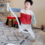 Esther Yang Instagram - 儀式感這種東西 也是我有了孩子後才開始慢慢建立的 想想自己之前從來沒有對過節那麼積極熱情 現在卻很開心能向孩子介紹每個節期背後的意義 讓他們對生活 日子 有期待 有盼望 下週就是農曆新年了 大家都準備好了嗎？ 【舞龍舞獅燈籠】 ①詳讀說明書 ②拆開所有的零件 ③用膠水黏貼小零件（建議用熱熔膠加強一下） ④組裝完成✅ #chinesenewyear #aroundthecorner #montessorriathome