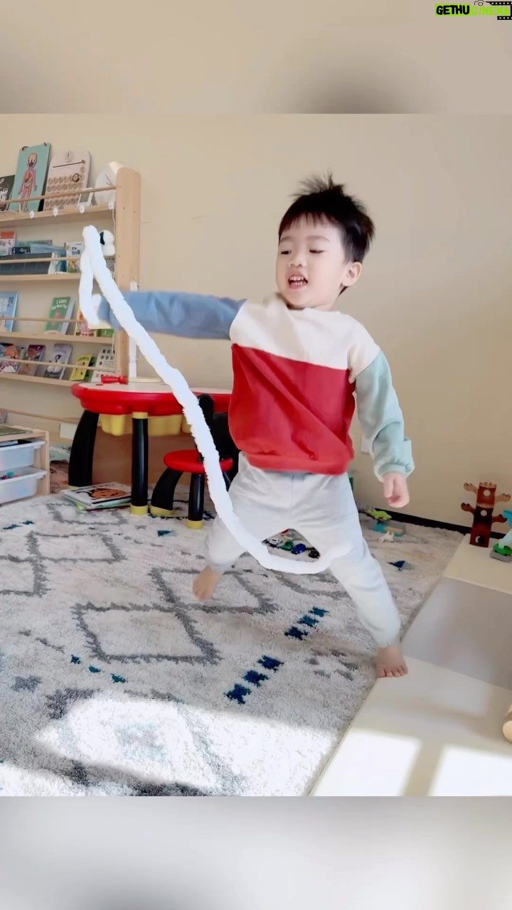 Esther Yang Instagram - 儀式感這種東西 也是我有了孩子後才開始慢慢建立的 想想自己之前從來沒有對過節那麼積極熱情 現在卻很開心能向孩子介紹每個節期背後的意義 讓他們對生活 日子 有期待 有盼望 下週就是農曆新年了 大家都準備好了嗎? 【舞龍舞獅燈籠】 ①詳讀說明書 ②拆開所有的零件 ③用膠水黏貼小零件(建議用熱熔膠加強一下) ④組裝完成✅ #chinesenewyear #aroundthecorner #montessorriathome